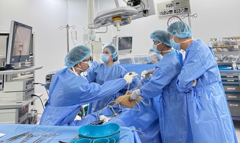 Vinmec Đà Nẵng mổ cấp cứu loại bỏ khối u buồng trứng khổng lồ cho bệnh nhân suy thận