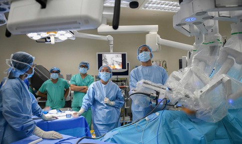 Mổ u phổi và nạo hạch ở cả hai bên lồng ngực chỉ trong một ca mổ