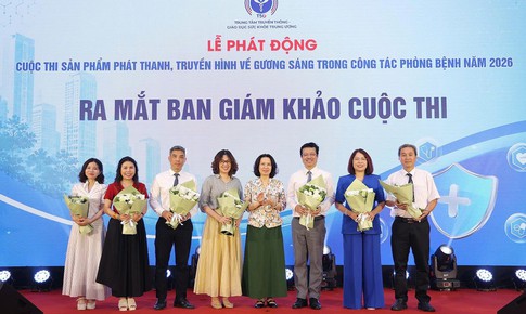 Thứ trưởng Nguyễn Thị Liên Hương xúc động phát động Cuộc thi tôn vinh những người thầm lặng giữ 'lá chắn' sức khỏe cộng đồng