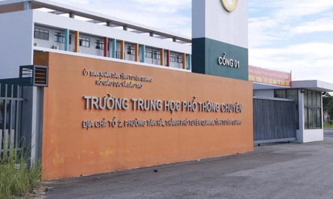 Vụ gian lận thi tốt nghiệp THPT tại Tuyên Quang: Một giáo viên môn Ngữ văn ra đầu thú