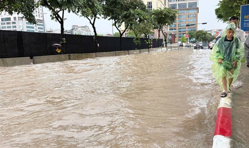 Miền Bắc mưa dông liên tiếp, miền Trung bước vào đợt nắng nóng dài ngày