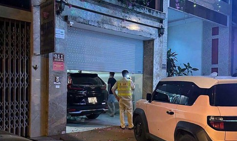 Ô tô lao lên vỉa hè tông 2 người, tài xế rời khỏi hiện trường