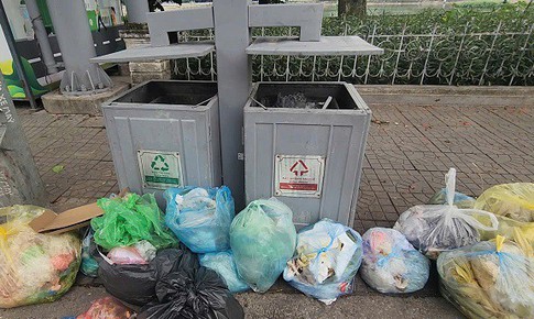 Thùng rác công cộng kết hợp khai thác quảng cáo tại Hà Nội bị bịt kín và treo biển cấm vì ô nhiễm tràn lan