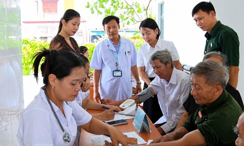 Khám, cấp thuốc miễn phí cho 100 người có công tại Hà Tĩnh