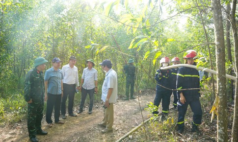 Hơn 300 người căng mình khống chế 5 điểm cháy giữa rừng sâu ở Huế