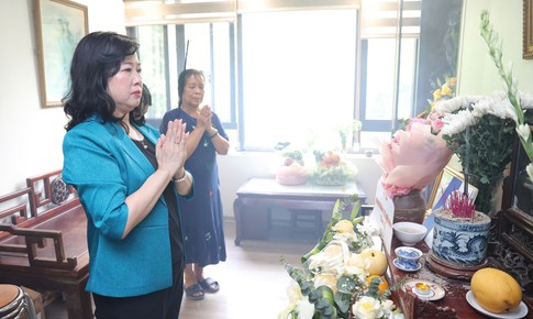 Bộ trưởng Bộ Y tế Đào Hồng Lan thăm, tri ân gia đình liệt sĩ, bác sĩ Đặng Thuỳ Trâm
