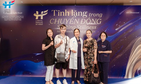 Họa sĩ khiếm thính Trần Nam Long và lời tri ân bằng nét cọ tại Bệnh viện Việt Pháp Hà Nội