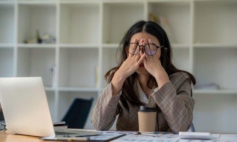 Khi đôi mắt dân công sở bị 'bào mòn' bởi ánh sáng xanh và máy lạnh