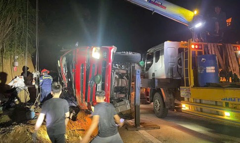 Giải cứu thành công 2 người mắc kẹt trong cabin xe tải bị lật giữa đêm