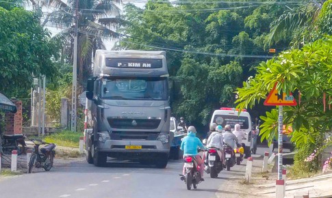 Tỉnh lộ 9 chật hẹp, người dân Khánh Hòa mong sớm được đầu tư mở rộng