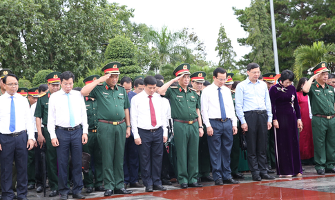 Đại tướng Phan Văn Giang dâng hương tri ân các Anh hùng liệt sĩ tại Nghĩa trang liệt sĩ Đắk Nông