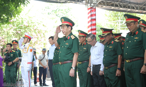 Đại tướng Phan Văn Giang dâng hương tri ân các Anh hùng liệt sĩ tại Công viên Lê Thị Riêng