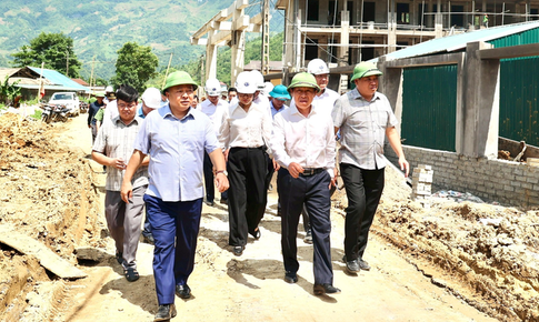 Phó Thủ tướng kiểm tra tiến độ trường nội trú hơn 251 tỷ đồng tại Tuyên Quang