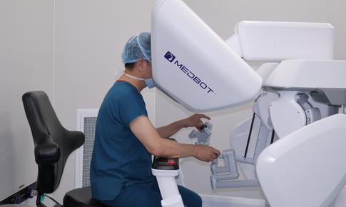 Người đàn ông 72 tuổi chiến thắng ung thư trực tràng nhờ phẫu thuật robot tại Cần Thơ