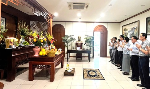 Thứ trưởng Bộ Y tế Nguyễn Thị Liên Hương dâng hương tri ân anh hùng, liệt sĩ GS.BS Đặng Văn Ngữ