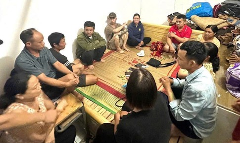 Bắt quả tang 11 đối tượng đánh bạc bằng xóc đĩa tại nhà dân