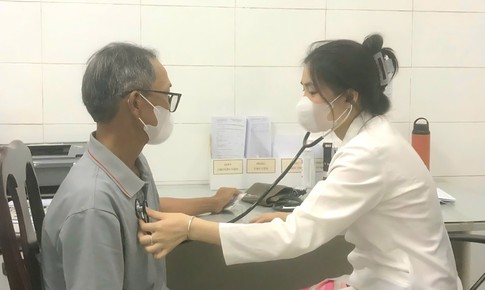 COVID-19 và cúm mùa có dấu hiệu tăng, Bộ Y tế lưu ý 6 đối tượng nguy cơ cao diễn biến nặng khi mắc