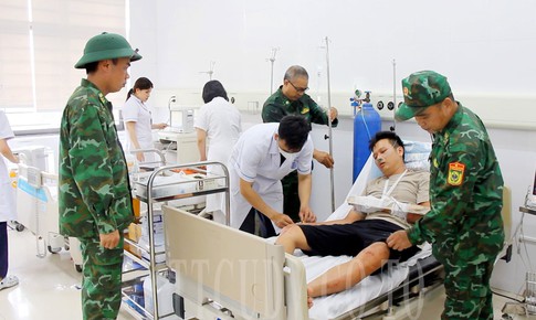 Tin mới vụ 7 thuyền viên tàu cá bị chìm trên biển lúc rạng sáng do giông lốc