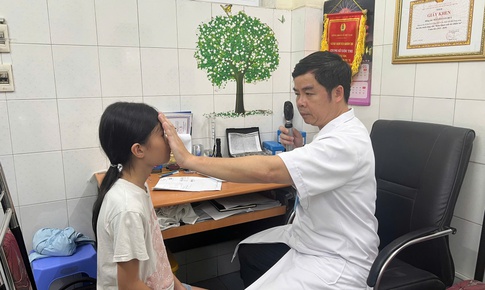 Chuyên gia nhãn khoa hướng dẫn lựa chọn sản phẩm chăm sóc mắt an toàn
