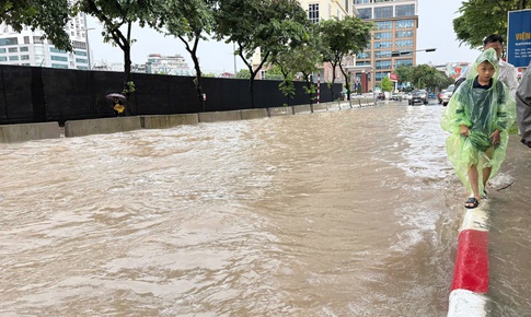 Hoàn lưu rìa xa của bão số 1 gây mưa dông cho Thủ đô Hà Nội chiều nay