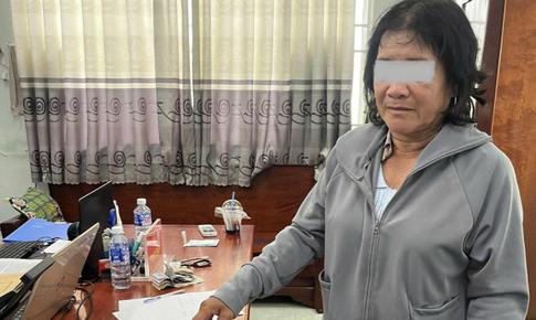 Vờ hỏi mua, người phụ nữ trộm 59 tờ vé số của người ngồi xe lăn