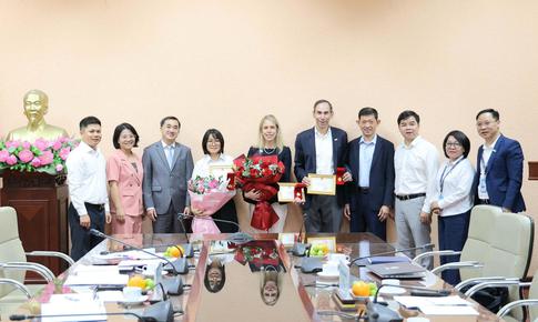 Trao Bằng khen của Bộ trưởng Bộ Y tế và Kỷ niệm chương 'Vì sức khỏe nhân dân' cho đoàn Bệnh viện Bay Orbis-Hoa Kỳ