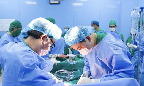 Bé trai 7 tuổi hồi sinh từ món quà sự sống của người hiến chết não