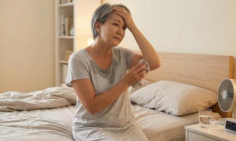 7 sự thật bất ngờ về chứng đổ mồ hôi ban đêm ở phụ nữ mãn kinh