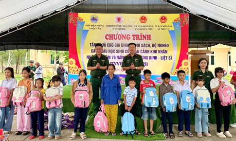 Người lính 'quân hàm xanh' mang hàng trăm món quà đến vùng biển bãi ngang
