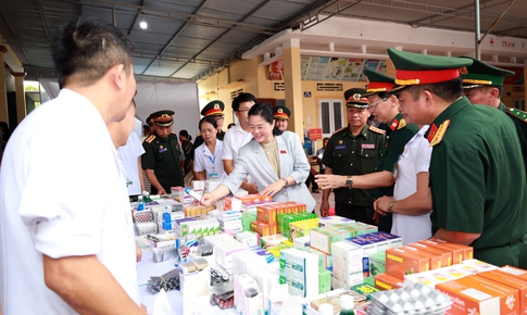 Khai mạc chương trình khám bệnh, cấp thuốc miễn phí cho nhân dân khu vực biên giới Việt Nam - Lào