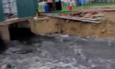 Bãi biển Sầm Sơn xuất hiện dòng nước đen vẩn đục