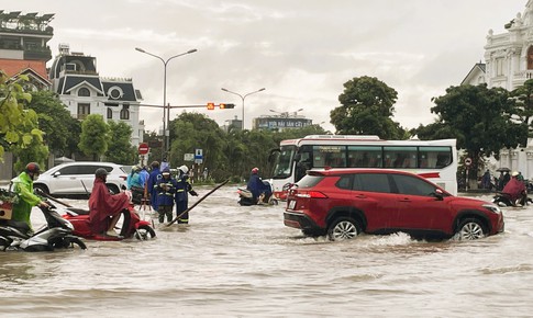 Mưa lớn làm ngập sâu nhiều tuyến phố Hải Phòng, người dân khó khăn di chuyển