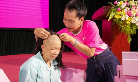Trao tóc giả cùng nhiều phần quà ý nghĩa đến bệnh nhân ung thư