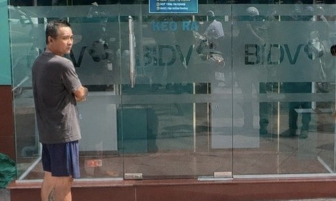 Vừa rút tiền ở cây ATM, người phụ nữ bị hai đối tượng bám theo cướp giật