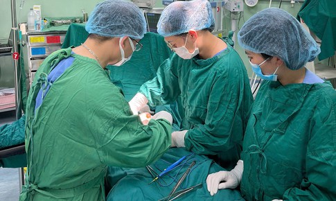 Mang thai sau sinh mổ 12 tháng, sản phụ vỡ tử cung, thai lưu trong ổ bụng