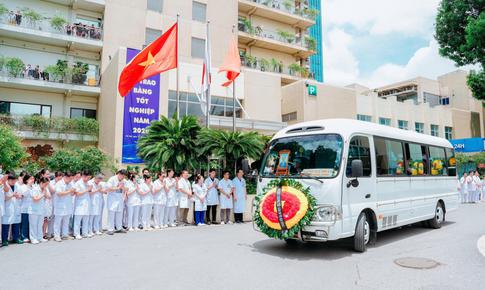 Hàng nghìn học trò chờ ở bệnh viện, trường y xúc động tiễn đưa GS Vũ Văn Đính