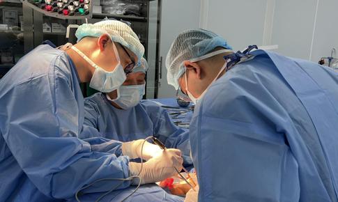 Chủ quan với khối u dưới tai, người bệnh suýt bị liệt mặt