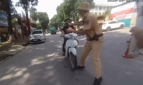 Thanh niên mang ma túy lao xe vào CSGT khi bị yêu cầu dừng xe
