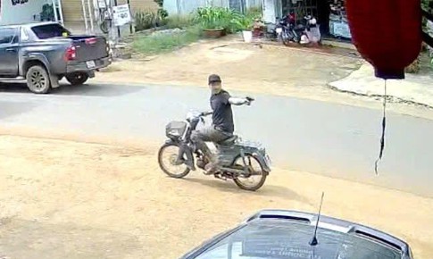 Bị đòi 500 nghìn sau khi nhờ chuyển khoản, thanh niên rút súng dọa bắn người