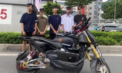 Triệu tập nhóm thanh thiếu niên 'bốc đầu xe' trên phố Trường Chinh, Hà Nội