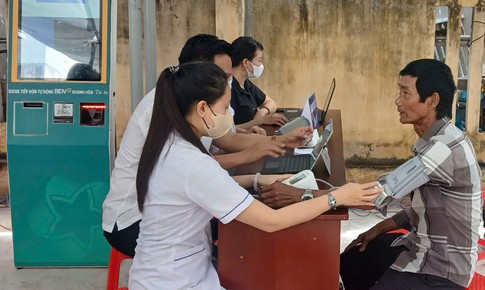 Người dân từ đô thị đến nông thôn ở Khánh Hòa được bác sĩ khám sức khỏe miễn phí