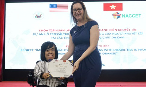 Ngồi xe lăn, người phụ nữ nhỏ bé gieo những vòng sinh kế
