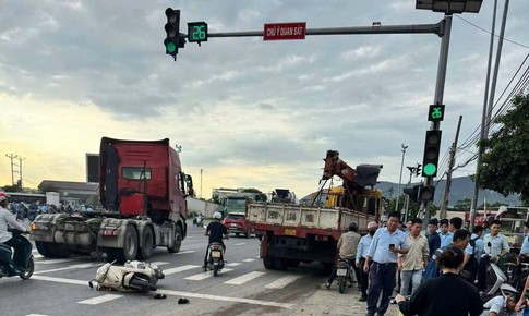 Xe tải cẩu tông 4 xe máy chờ đèn đỏ