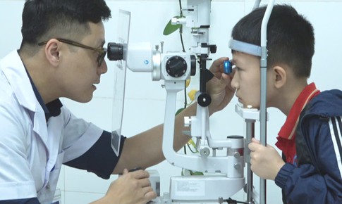 Vì sao cha mẹ nên đưa trẻ đi khám mắt trước khi vào lớp 1