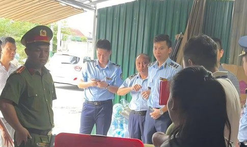 Làm rõ việc người phụ nữ bán nước tự đóng vào chai cũ trước cổng bệnh viện