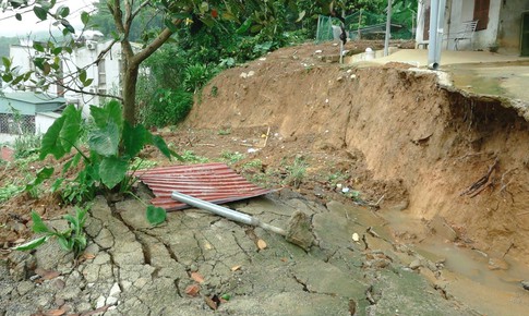 Vết nứt 100 m tại xã Quan Sơn diễn biến phức tạp, đe dọa khu dân cư