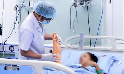 Máy dập ngói cuốn đứt gần lìa cẳng tay người phụ nữ