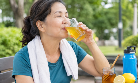 Sau tuổi 50: Người tăng acid uric có cần tránh mật ong?