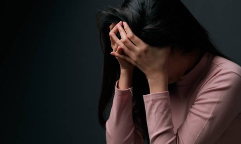 Tiền mãn kinh: Vì sao phụ nữ dễ cáu gắt, mất ngủ, bốc hỏa?
