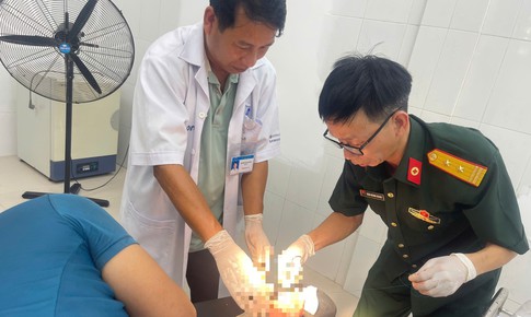 Cấp cứu ngư dân bị dây tời cuốn dập ngón tay, mất nhiều máu trên biển